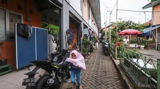 Sejumlah warga beraktivitas di Kampung Deret Petogogan, Jakarta, Rabu (13/7). [Suara.com/Kurniawan Mas'ud]