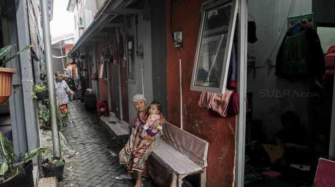 Sejumlah warga beraktivitas di Kampung Deret Petogogan, Jakarta, Rabu (13/7). [Suara.com/Kurniawan Mas'ud]