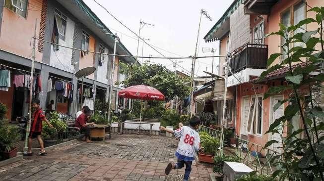 Sejumlah warga beraktivitas di Kampung Deret Petogogan, Jakarta, Rabu (13/7). [Suara.com/Kurniawan Mas'ud]