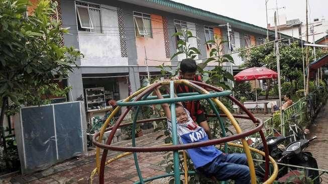 Sejumlah warga beraktivitas di Kampung Deret Petogogan, Jakarta, Rabu (13/7). [Suara.com/Kurniawan Mas'ud]