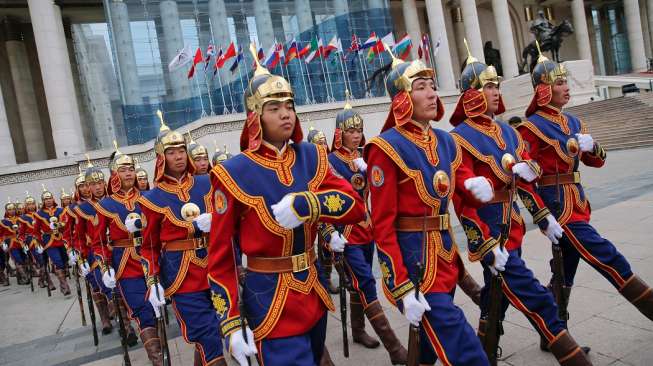 Prajurit kehormatan berbaris sebelum upacara penyambutan di  pusat Ulan Bator, Mongolia, Kamis (14/7/2016). [Antara]