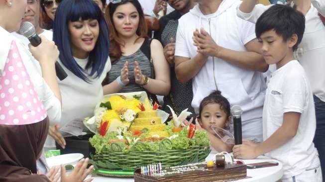 Acara Ultah Julia Perez Ikut Diramaikan Hewan Langka