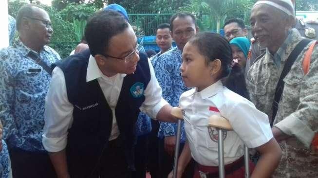 Kunjungi SD di Bogor, Anies Baswedan Sambut Siswa di Hari Pertama