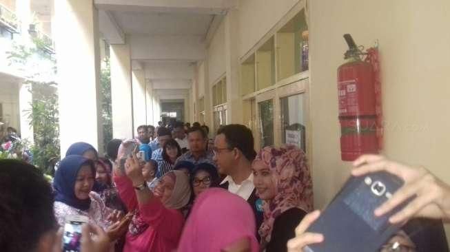 Anies Baswedan Tak Kuasa Menolak Kala Jadi Rebutan Orangtua Murid