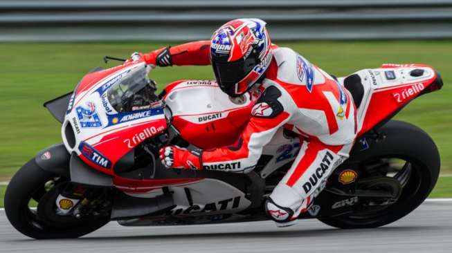 Pebalap penguji Ducati, Casey Stoner, saat hendak melibas tikungan di Sirkuit Sepang, Malaysia, pada tes pramusim (3/2) [AFP/Mohd Rasfan]
