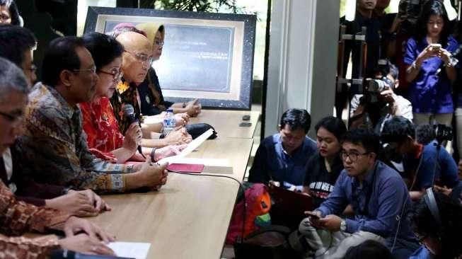 Menkes Nila F. Moeloek bersama Konsil Kedokteran Indonesia, IDAI, Ikatan Bidang, Persatuan Perawat, Ikatan Apoteker, Perhimpunan RS dan Asosiasi RS Swasta dalam konferensi pers di Kemenkes, (19/7). [Suara.com/Oke Atmaja]