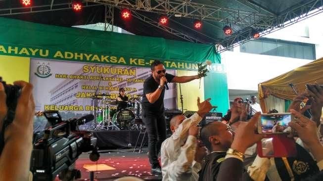 Musisi band Jamrud Krisyanto manggung di Kejagung, Jakarta Selatan [suara.com/Ummi Hadyah Saleh]