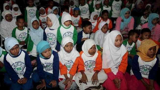 Arya Permana (10), bocah obesitas asal Karawang, turut hadir di peringatan Hari Anak Nasional di Pusdiklat Kemensos, Jakarta, Sabtu (23/7/2016), bersama Mensos Khofifah serta Sinta Nuriyah Wahid. [Suara.com/Oke Atmaja]