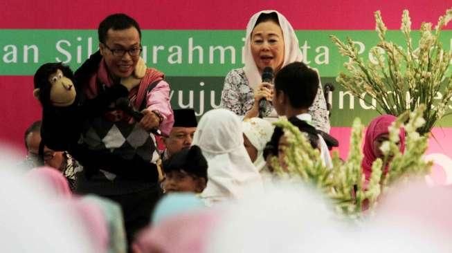 Arya Permana (10), bocah obesitas asal Karawang, turut hadir di peringatan Hari Anak Nasional di Pusdiklat Kemensos, Jakarta, Sabtu (23/7/2016), bersama Mensos Khofifah serta Sinta Nuriyah Wahid. [Suara.com/Oke Atmaja]