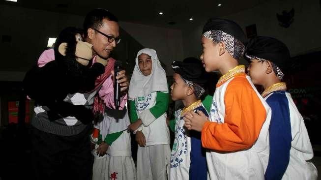 Arya Permana (10), bocah obesitas asal Karawang, turut hadir di peringatan Hari Anak Nasional di Pusdiklat Kemensos, Jakarta, Sabtu (23/7/2016), bersama Mensos Khofifah serta Sinta Nuriyah Wahid. [Suara.com/Oke Atmaja]