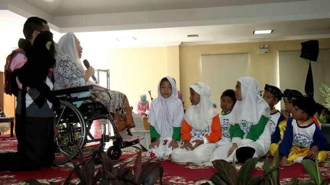 Arya Permana (10), bocah obesitas asal Karawang, turut hadir di peringatan Hari Anak Nasional di Pusdiklat Kemensos, Jakarta, Sabtu (23/7/2016), bersama Mensos Khofifah serta Sinta Nuriyah Wahid. [Suara.com/Oke Atmaja]