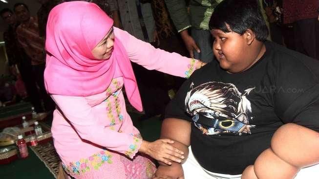 Arya Permana (10), bocah obesitas asal Karawang, turut hadir di peringatan Hari Anak Nasional di Pusdiklat Kemensos, Jakarta, Sabtu (23/7/2016), bersama Mensos Khofifah serta Sinta Nuriyah Wahid. [Suara.com/Oke Atmaja]