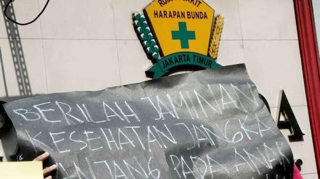 Sejumlah orangtua korban vaksin palsu kembali berkumpul dan menggelar aksi di Rumah Sakit (RS) Harapan Bunda, Sabtu (23/7/2016). [Suara.com/Oke Atmaja]