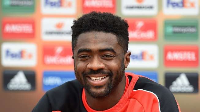 Bek Liverpool dan Pantai Gading Kolo Toure. PAUL ELLIS / AFP