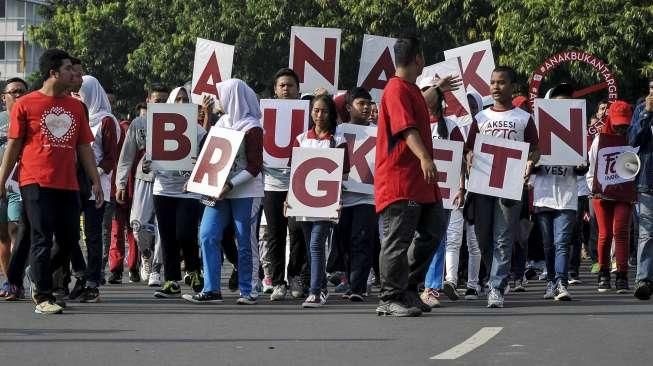 Relawan yang tergabung dalam Lentera Anak Indonesia menggelar aksi simpatik di Bundaran HI, Jakarta, Minggu (24/7/2016). [Suara.com/Kurniawan Mas'ud]