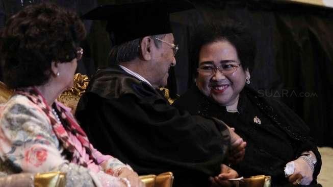 Mantan PM Malaysia, Mahathir Mohamad, menyampaikan orasi ilmiah di Balai Kartini, Jakarta, Senin (25/7/2016). [Suara.com/Oke Atmaja]