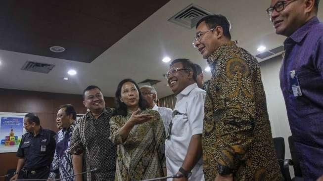 Menteri BUMN Rini Soemarno didampingi sejumlah Dirut dan Dirjen BUMN, saat memberikan keterangan pers terkait kinerja BUMN dan wacana lembaga 'super holding', di Jakarta, Senin (25/7/2016). [Suara.com/Kurniawan Mas'ud]