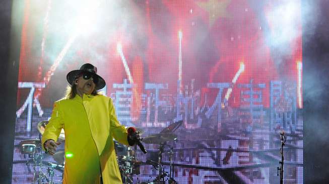 Axl Rose saat tampil bersama bandnya  Guns N 'Roses [AFP]