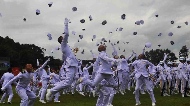 Terdiri dari lulusan Akademi Militer, Akademi Angkatan Laut, Akademi Angkatan Udara dan Akademi Kepolisian.