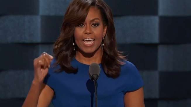 Michelle Obama Patuh Gerakan di Rumah Aja, Intip Kegiatannya - 1