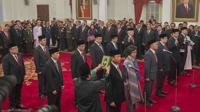 Presiden Joko Widodo melakukan perombakan terhadap 12 menteri dan satu kepala badan.