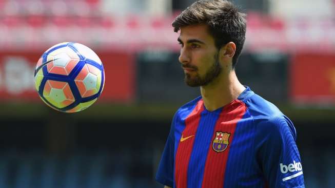 Pemain Baru Barcelona asal Portugal Andre Gomes Andre Gomes memainkan bola. LLUIS GENE / AFP