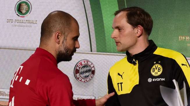 Pep Guardiola (kiri) saat masih melatih Bayern Munich bersalaman dengan pelatih Borussia Dortmund, Thomas Tuchel [AFP/Tobias Schwarz]