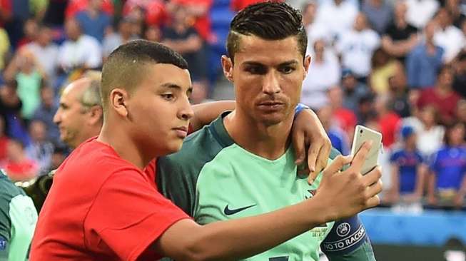 Lagi Bete, Ronaldo Tolak dan Dorong Fans yang Ajak Selfie