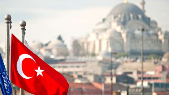 Bendera Turki berkibar di Istanbul (Shutterstock).