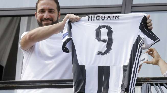 Khianati Napoli, Buffon Angkat Topi Buat Higuain