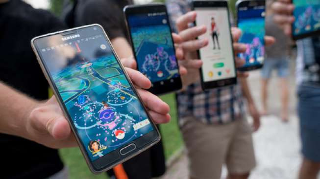 Beberapa remaja sedang bermain game Pokemon GO di Bulgaria (Shutterstock).