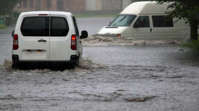 Ini Pertolongan Pertama Saat Mobil Terendam Banjir