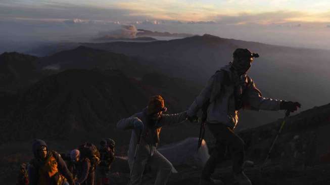 Pendakian Gunung Semeru Ditutup Total Mulai Hari ini Sampai Maret 2021