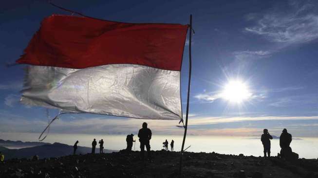 Puncak Gunung Semeru, Malang, Jawa Timur, Minggu (31/7).