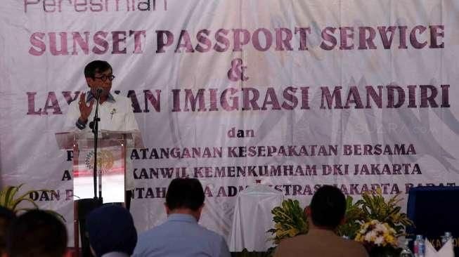 Memkumham Resmikan Sunset Passport Service