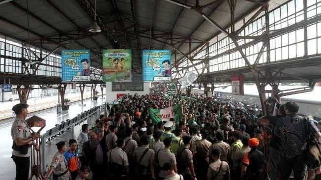 Bonek Tiba di Stasiun Senen