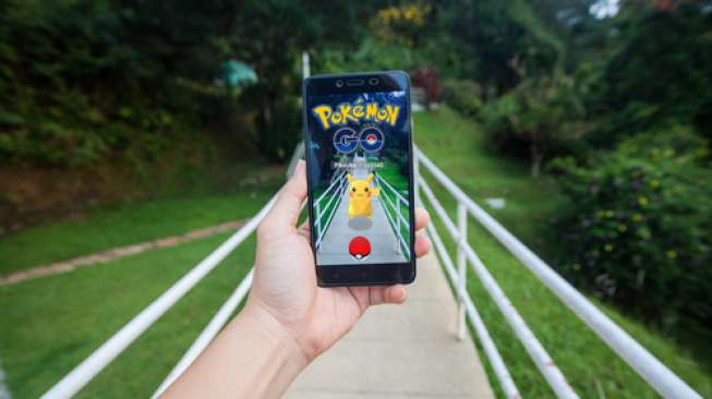 Ilustrasi seseorang bermain Pokemon GO di ponsel pintarnya. (Shutterstock)