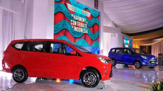 Toyota Calya (kiri) dan Daihatsu Sigra diluncurkan di Karawang, Jawa Barat, Selasa (2/8) [Suara.com/Insan Akbar Krisnamusi].