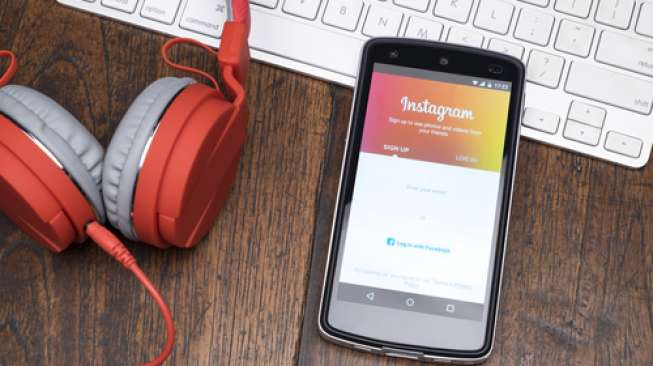 Aplikasi Instagram pada sebuah telepon seluler pintar (Shutterstock).