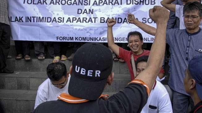 Aksi damai tersebut dilakukan untuk menolak razia yang dilakukan Dinas Perhubungan.    