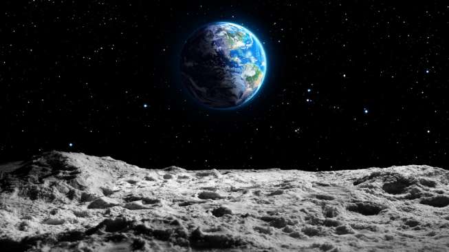 Bumi terlihat dari permukaan bulan (NASA/Shutterstock).