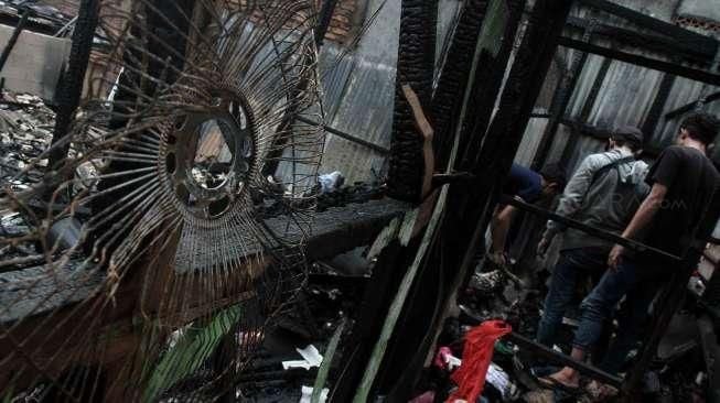 Sisa kebakaran yang terjadi di pemukiman padat penduduk di kawasan Roxy, Kecamatan Gambir, Jakarta Pusat, Kamis (4/8/2016). [Suara.com/Oke Atmaja]