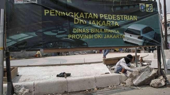 Pemerintah Provinsi (Pemprov) DKI Jakarta sedang melakukan perbaikan dan pembangunan trotoar di 48 lokasi yang tersebar di 42 kecamatan se-Jakarta dengan realisasi anggaran sebebsar Rp 250 miliar. [suara.com/Kurniawan Mas'ud]