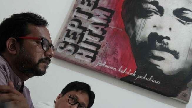 Ketua Kontras Haris Azhar memberikan keterangan pers terkait tulisannya soal kesaksian almarhum gembong narkoba Freddy Budiman di kantor Kontras, Jakarta, Jumat (5/8).[Suara.com/Oke Atmaja]