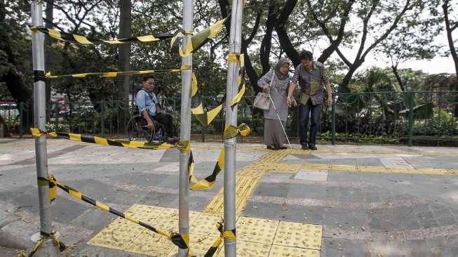 Sejumlah penyandang disabilitas dari Gerakan Aksesbilitas Umum Nasional (GAUN) DKI melakukan uji coba penggunaan trotoar ramah disabilitas di kawasan Jati Baru, Jakarta, Jumat (5/8).[Suara.com/Kurniawan Mas'ud]