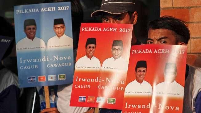 Partai Demokrat memperkenalkan dua pasangan calon gubernur dan wakil gubernur untuk dua provinsi, yakni Aceh dan Sulbar, di Kantor DPP Partai Demokrat, Menteng, Jakarta, Jumat (5/8/2016). [Suara.com/Kurniawan Mas'ud]