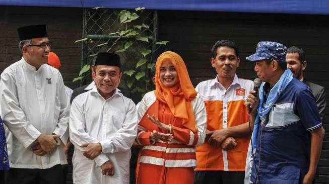 Partai Demokrat memperkenalkan dua pasangan calon gubernur dan wakil gubernur untuk dua provinsi, yakni Aceh dan Sulbar, di Kantor DPP Partai Demokrat, Menteng, Jakarta, Jumat (5/8/2016). [Suara.com/Kurniawan Mas'ud]