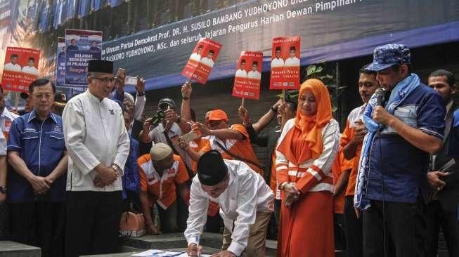 Partai Demokrat memperkenalkan dua pasangan calon gubernur dan wakil gubernur untuk dua provinsi, yakni Aceh dan Sulbar, di Kantor DPP Partai Demokrat, Menteng, Jakarta, Jumat (5/8/2016). [Suara.com/Kurniawan Mas'ud]