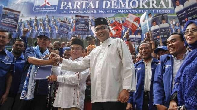 Partai Demokrat memperkenalkan dua pasangan calon gubernur dan wakil gubernur untuk dua provinsi, yakni Aceh dan Sulbar, di Kantor DPP Partai Demokrat, Menteng, Jakarta, Jumat (5/8/2016). [Suara.com/Kurniawan Mas'ud]