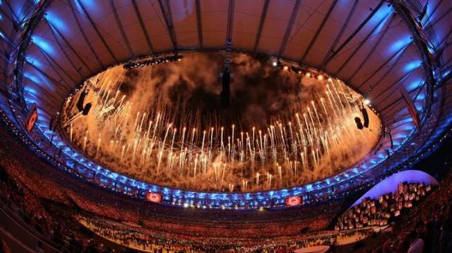 Kembang api menghiasi Stadion Maracana, Rio de Janeiro, Brasil dalam pesta pembukaan Olimpiade 2016, Jumat (5/8) [Reuters/Ivan Alvarado].